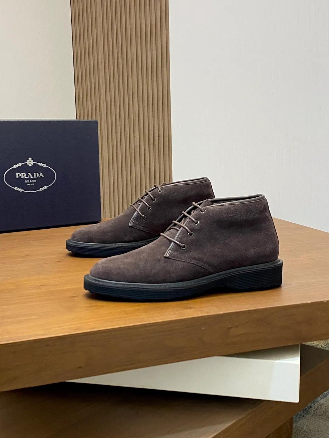 Men's shoes 💰840 Prada/Prada lace-up high-top wool sneakers, top-notch goods, show version, leading counter trial style, Nappa cowhide material, light and breathable, soft and comfortable, unique sports style, genuine leather tongue, full of brand style, lightweight embossed rubber sole, light and about 4CM higher, genuine leather feet, full wool on the inside, great foot feel, with original packaging Size: 39-40-41-42-43-44 (38, 45, 46 customized) leather shoe size